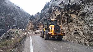 Kumarlı-Kaynar yolu heyelandan kapandı..