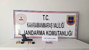 Yolcunun üzerinde ruhsatsız tabanca ve uyuşturucu bulundu..