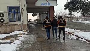 Cinayetten aranıyordu akrabasının evinde yakalandı