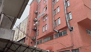 Kahramanmaraş’ta çatıdan düşen kar yığınları paniğe neden oldu
