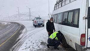Öğrencilerin ve sürücülerin yardımına jandarma yetişti..