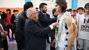 Onikişubat Belediyesi Kurtuluş Kupasının şampiyonu Çukurova Elektrik saha kutlama yaptı..