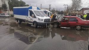 Kahramanmaraş’ta kamyonet ile otomobil çarpıştı: 3 yaralı