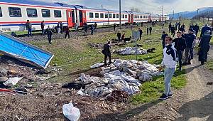 Kahramanmaraş’ta kamyonet yolcu trenine çarptı:2 yaralı