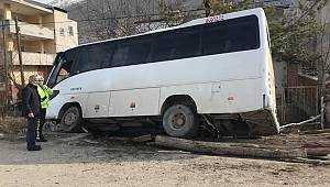Servis aracının çarptığı genç kız öldü
