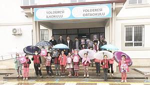 Ülkü Ocakları’ndan öğrencilere çanta ve şemsiye desteği