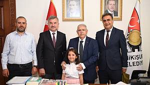 Başkan Mahçiçek Koltuğunu Minik Elif’e Devretti