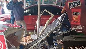 Kahramanmaraş’ta otomobiliyle işyerlerine daldı