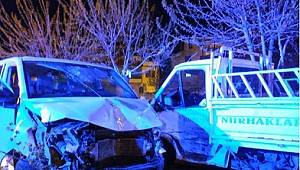 Minibüs ile kamyonet çarpıştı: 2 yaralı