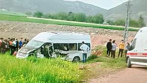 Öğrenci servisi ile motosiklet çarpıştı: 5 yaralı