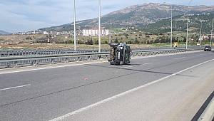 Sürücü direksiyon hakimiyetini kaybetmesi sonucu çelik bariyerlere çarptı