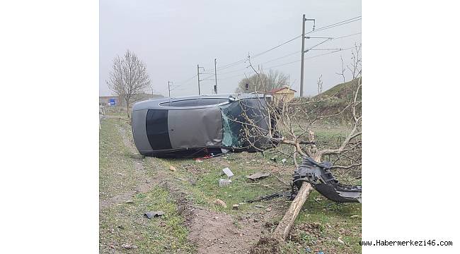 Türkoğlu’nda otomobil takla attı: 2 yaralı