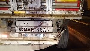 Direksiyon hakimiyetini kaybetti otomobiliyle tıra arkadan çarptı