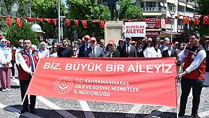 Vali Coşkun, “Biz Büyük Bir Aileyiz” Kortej Yürüyüşüne Katıldı