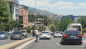 Yolun karşısına geçmeye çalışan yayaya otomobil çarptı..