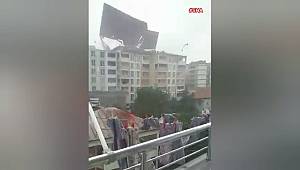 Afşin’de şiddetli rüzgar apartmanın çatısını uçurdu