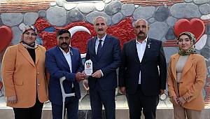 Baba, sevdiklerini saran ulu bir çınardır..