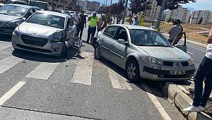 Kahramanmaraş’ta kırmızı ışıkta bekleyen otomobillere çarptı: 2 yaralı