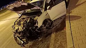 Kahramanmaraş’ta otomobil orta refüje çarptı: 2 yaralı