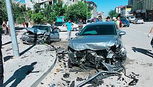 Elbistan’da iki otomobil kafa kafaya çarpıştı: 4 yaralı 