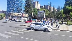Kahramanmaraş’ta dikkatsizlik sonucu 2 otomobil çarpıştı 