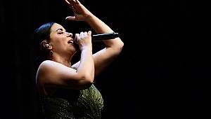 Başkan Güngör ve Zara, ‘İşte Gidiyorum Çeşmi Siyahım’ parçasını Kahramanmaraşlılar için birlikte seslendirdi 