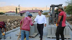 Başkan Güven Parke taşı döşedi