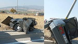 Kahramanmaraş’ta aydınlatma direğine çarpan otomobil ikiye bölündü