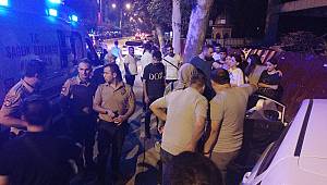 Yaya geçidinde çocuğa çarpan sürücü inşaat duvarına daldı
