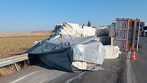 Kahramanmaraş’ta virajı alamayan tır devrildi