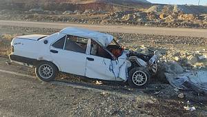 Otomobil yol kenarındaki kayaya çarptı: 7 yaralı...