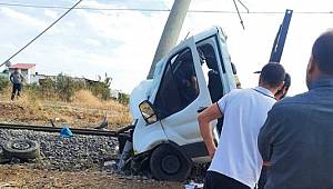 Tren hemzemin geçitte kamyonete çarptı: 1 ölü...