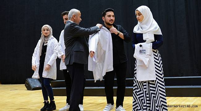 Diş Hekimi Adayı Öğrenciler Dünya Diş Hekimleri Gününde Beyaz Önlüklerini Giydi