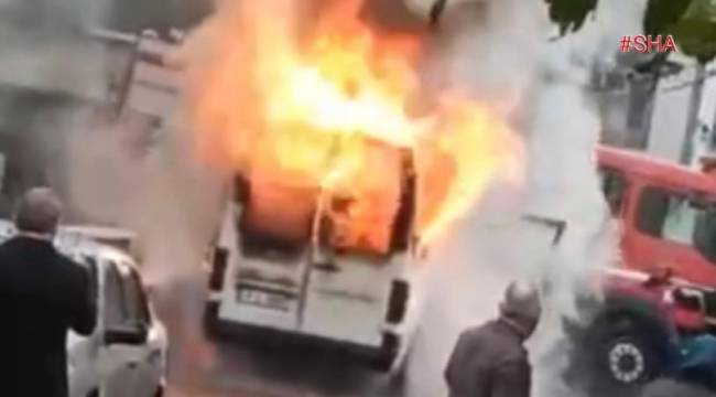 Kahramanmaraş’ta park halindeki minibüs yandı 