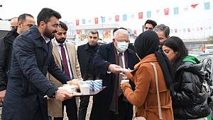 Onikişubat Belediyesi'nden öğrencilere sıcak çorba, simit ve çay ikramı..
