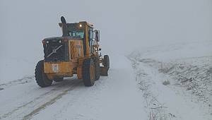 Acıelma’da Kış Şartlarıyla Mücadele Kapsamında Kar Küreme ve Tuzlama Çalışmaları Sürüyor 