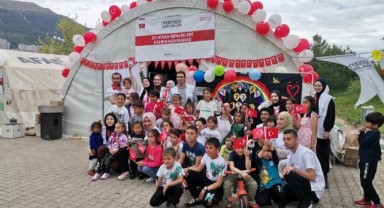 Deprem bölgesinde askerlerden çocuklara 23 Nisan sürprizi