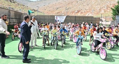 Afetzede çocuklara Türkoğlu Belediyesinden bisiklet..