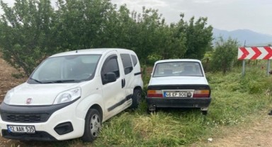Hafif ticari araç ile otomobil çarpıştı: 4 yaralı...