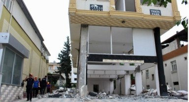 Halatı kopan asansör yere çakıldı: 1ölü
