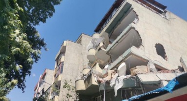 Depremde yan yatan apartman korkutuyor 