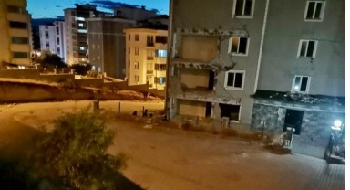 Ellerinde sopalarla hırsızı kovaladılar...