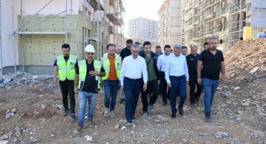 Başkan ve Vali, Türkoğlu’nda Köy Evleri ve Kalıcı Konutları Yerinde İnceledi