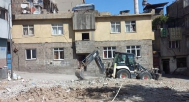 Büyükşehir, İnşaat Atıklarını Temizliyor..