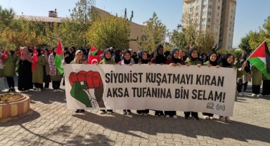 Kahramanmaraş’ta öğrenciler dev Türk bayrakları açtı, koreografiyle Kudüs yazdı