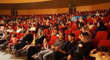 Tiyatro Gösterisine Minikler Büyük İlgi Gösterdi