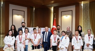 Başkan Mahçiçek'in misaifleri Özel İhtiyaç Sahibi Şampiyon Sporcular oldu..