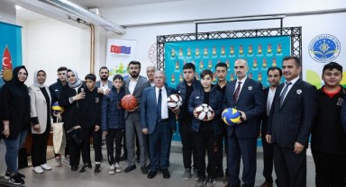 Başkan Mahçiçek mesleki eğitim alan 500 öğrenciye bot ve mont hediye etti..