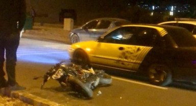 Refüje çarpan motosiklet sürücüsü öldü..