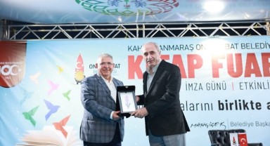 Şair ve yazar Nurullah Genç, EXPO 2023 Kitap Fuarı’nda okurlarıyla buluştu.